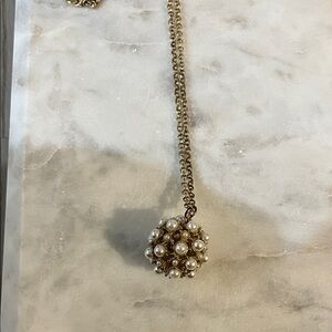 Elegant Gold and Pearl Pendant Necklace